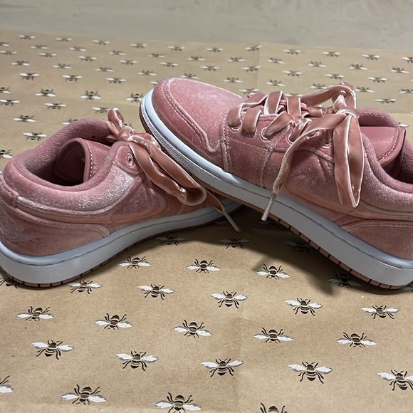 Pink velvet Jordan’s - Picture 4 of 6